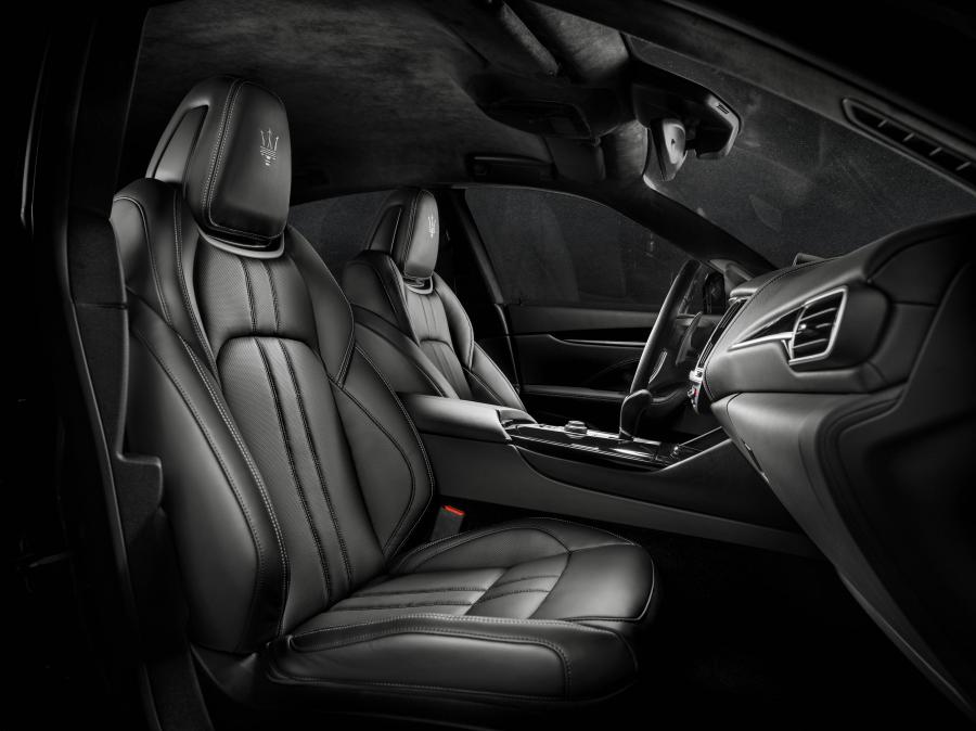 Интерьер Maserati Levante S Q4 GranSport 2017 года  (фото 2 из 43)